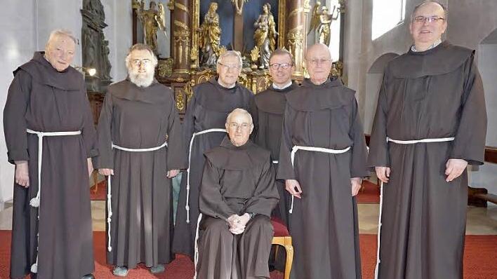 Die Franziskaner im Kloster Kreuzberg. Das Bild zeigt von links: Pater Berthold Türffs, Bruder Ludwig Kiesl, Guardian Pater Martin Domogalla, pPater Eberhard Sievers (sitzend), Provinzialminister Pater Dr. Cornelius Bohl, Vikar Pater Georg Andlinger und Bruder Wolfgang Galler.  Foto: Marion Eckert