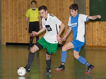 Der TSV Neukenroth (grüne Hosen) zeigte nicht nur gegen den TSV Tettau seine Hallenqualitäten und zog mit einer makellosen Bilanz von fünf Siegen in fünf Spielen in die Zwischenrunde ein. Fotos: Heinrich Weiß