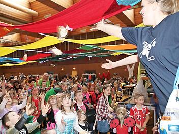 Ganz bewusst hat sich der Stadtrat dafür entschieden, dass die Mehrzweckhalle auch nach der Sanierung für Veranstaltungen wie den Kinderfasching genutzt werden kann. Am 1. August sollen die Arbeiten voraussichtlich starten.  Foto: Thomas Malz