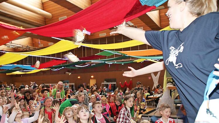 Ganz bewusst hat sich der Stadtrat dafür entschieden, dass die Mehrzweckhalle auch nach der Sanierung für Veranstaltungen wie den Kinderfasching genutzt werden kann. Am 1. August sollen die Arbeiten voraussichtlich starten.  Foto: Thomas Malz