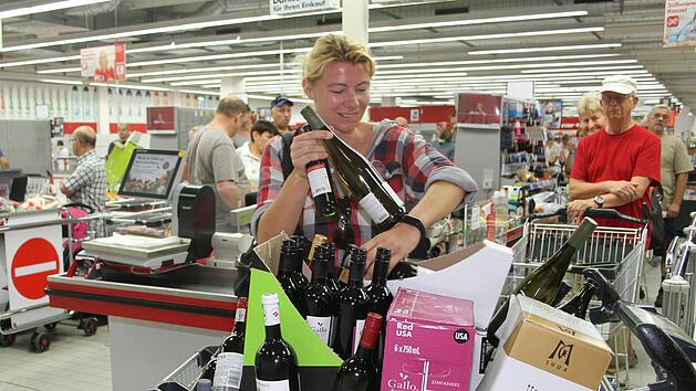 Kathrin Str&ouml;ber (42) aus Mainleus nutzt die reduzierten Preise, um auf Vorrat einzukaufen. "Ich finde es trotzdem schade, dass der Markt zumacht."Sonny Adam