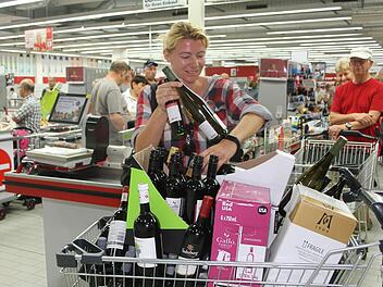 Kathrin Ströber (42) aus Mainleus nutzt die reduzierten Preise, um auf Vorrat einzukaufen. "Ich finde es trotzdem schade, dass der Markt zumacht."Sonny Adam