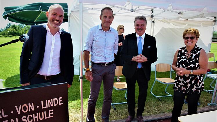 Mit Jürgen Hofmann wurde ein beliebter Lehrer in den Ruhestand verabschiedet. Von links: Konrektor Matthias Höhn, Jürgen Hoffmann, Landrat Klaus Peter Söllner und Schulleiterin Monika Hild .