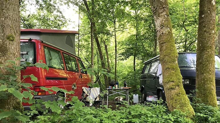 Außerhalb von ausgewiesenen Camping- oder Caravan-Flächen ist das Aufstellen von Tischen, Stühlen oder Grillen verboten. Am Wölmer Steg passiere dies jedoch ständig. Foto: Mathias Kraus/privat
