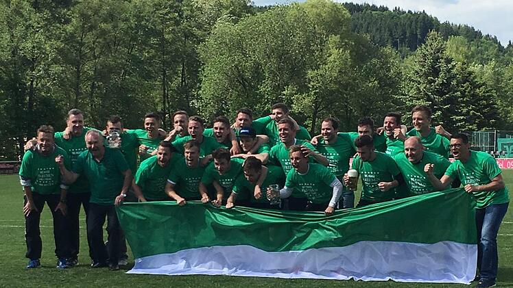 Die Mannschaft des SV Friesen feiert 2016 die Meisterschaft in der Bezirksliga.    Foto: SV Friesen