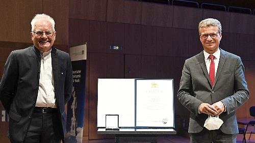 Peter Jacobi (links) und Bayerns Kunstminister Bernd Sibler bei der Ehrungsveranstaltung in M&uuml;nchen.