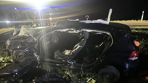 Schwerer Unfall bei Lenkersheim: Auto kommt von B470 ab und &uuml;berschl&auml;gt sich