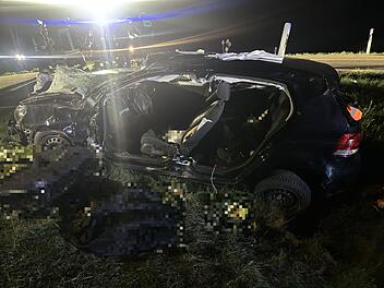 Schwerer Unfall bei Lenkersheim: Auto kommt von B470 ab und &uuml;berschl&auml;gt sich