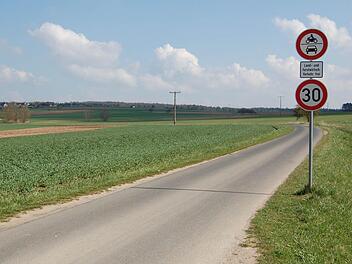 Ohne Ankündigung wurde der Weg zwischen Sportplatz Schlimpfhof und Poppenroth an der Gemarkungsgrenze von der Stadt Bad Kissingen gesperrt.  Foto: Günther Straub
