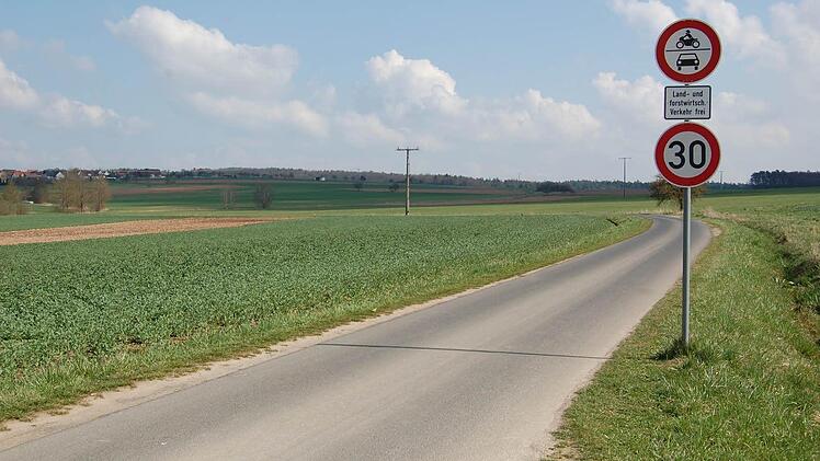Ohne Ankündigung wurde der Weg zwischen Sportplatz Schlimpfhof und Poppenroth an der Gemarkungsgrenze von der Stadt Bad Kissingen gesperrt.  Foto: Günther Straub