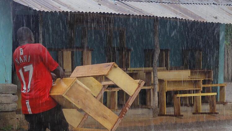 Ein ortsansässiger Schreiner ist schon dabei, die 64 Schulbänke für die Klassenzimmer zu tischlern.  Foto: Uwe Tobaben