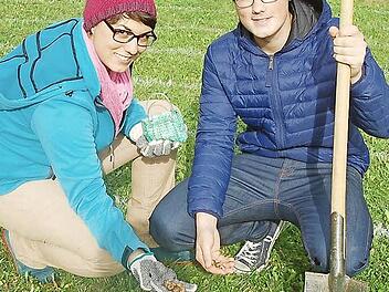 Senta und Gabriel Möbus gehörten zu den ersten Bad Rodacher, die zum Spaten griffen und Krokus-Zwiebeln in die Erde steckten. Nun hoffen sie, im Frühjahr mit einem Blütenmeer belohnt zu werden. Foto: Gabi Arnold