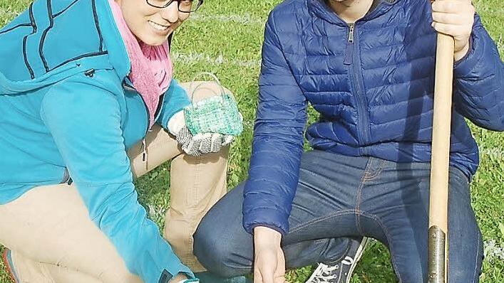 Senta und Gabriel Möbus gehörten zu den ersten Bad Rodacher, die zum Spaten griffen und Krokus-Zwiebeln in die Erde steckten. Nun hoffen sie, im Frühjahr mit einem Blütenmeer belohnt zu werden. Foto: Gabi Arnold