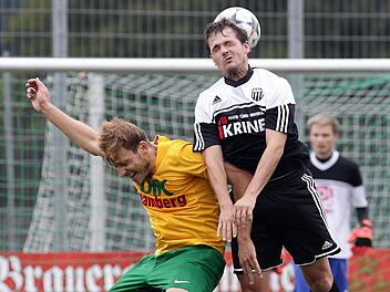 Innenverteidiger Rene Finnemann (vorne rechts) legt gegen den FV Würzburg II vorsichtshalber eine Pause ein, weil er leicht angeschlagen ist.