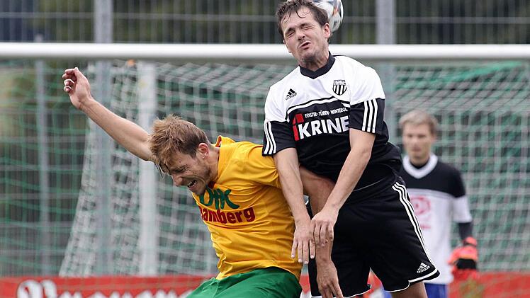 Innenverteidiger Rene Finnemann (vorne rechts) legt gegen den FV Würzburg II vorsichtshalber eine Pause ein, weil er leicht angeschlagen ist.