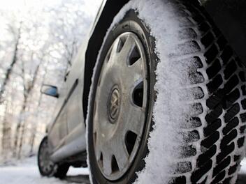 Gerade im Winter sollten Autofahrer besonders achtsam sein. Nicht nur am Auto können leicht Schäden entstehen - Auch Unfälle können leicht passieren.Foto: Oliver Berg
