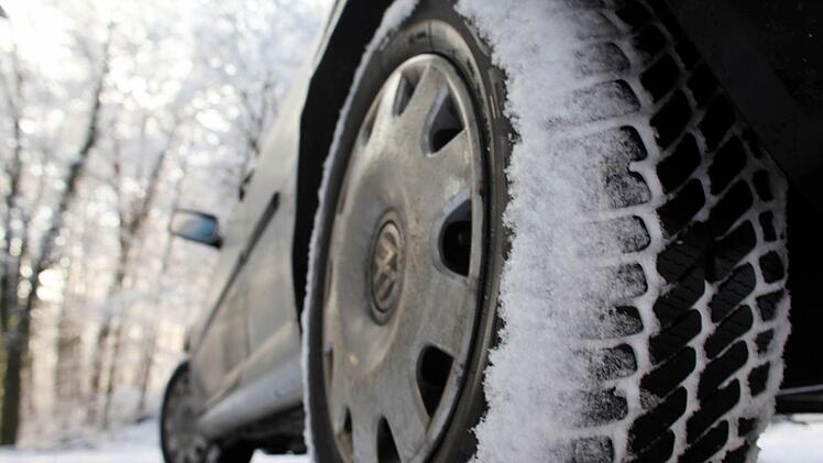 Gerade im Winter sollten Autofahrer besonders achtsam sein. Nicht nur am Auto können leicht Schäden entstehen - Auch Unfälle können leicht passieren.Foto: Oliver Berg