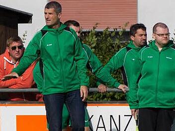 Andreas Engel (links vorne) ist mit einer einjährigen Pause seit 2010 Trainer beim FC Stockheim. Foto: Archiv/Weiß