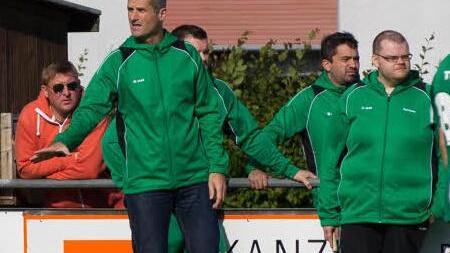 Andreas Engel (links vorne) ist mit einer einjährigen Pause seit 2010 Trainer beim FC Stockheim. Foto: Archiv/Weiß