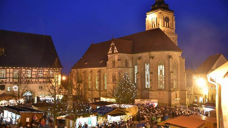 Einen schöneren Rahmen als den heimeligen Marktplatz in Königsberg kann ein Weihnachtsdmarkt kaum haben.  Fotos: Gerold Snater