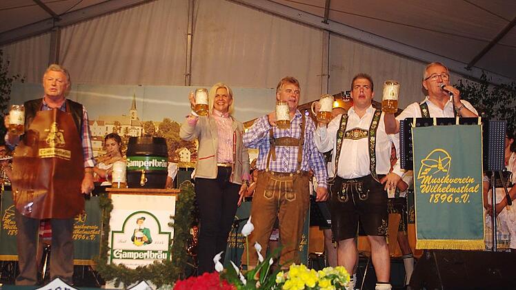 (von links) "Fassbezwinger" Gerhard Löffler, 1. Bürgermeisterin Susanne Grebner, 3. Bürgermeister Matthias Barnickel, 2. MV-Vorsitzender Jürgen Steininger und 1. MV-Vorsitzender Thomas Steininger beim ersten gemeinsamen Prosit am Donnerstagabend. Foto: Heike Schülein