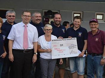 Das Sommerfest des Hauses Rafael m&uuml;ndete in eine Spende f&uuml;r die Helfer vor Ort in Zeitlofs. Foto: Roland M&uuml;ller