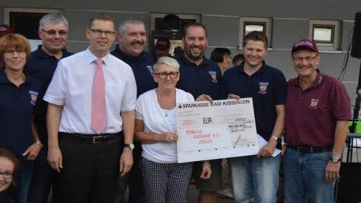 Das Sommerfest des Hauses Rafael m&uuml;ndete in eine Spende f&uuml;r die Helfer vor Ort in Zeitlofs. Foto: Roland M&uuml;ller
