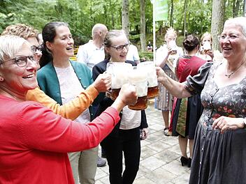 Gruppenbild mit Damen: Bürgermeisterin Rose Stark (r.) stößt mit Vizelandrätin Rosi Kraus (l.) und den Gästen auf das Kirschenfest an.  Fotos Hofbauer