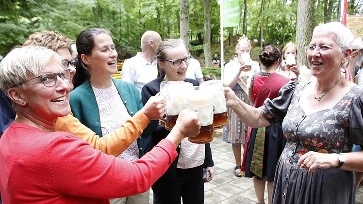 Gruppenbild mit Damen: Bürgermeisterin Rose Stark (r.) stößt mit Vizelandrätin Rosi Kraus (l.) und den Gästen auf das Kirschenfest an.  Fotos Hofbauer