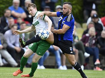 Adem Selmani (r.) und die SpVgg Jahn Forchheim empfangen am Samstag den TSV Großbardorf.  Foto: Zink/Archiv