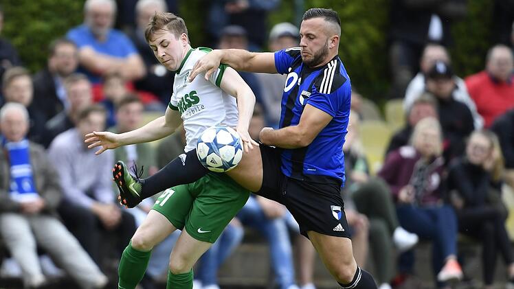 Adem Selmani (r.) und die SpVgg Jahn Forchheim empfangen am Samstag den TSV Großbardorf.  Foto: Zink/Archiv