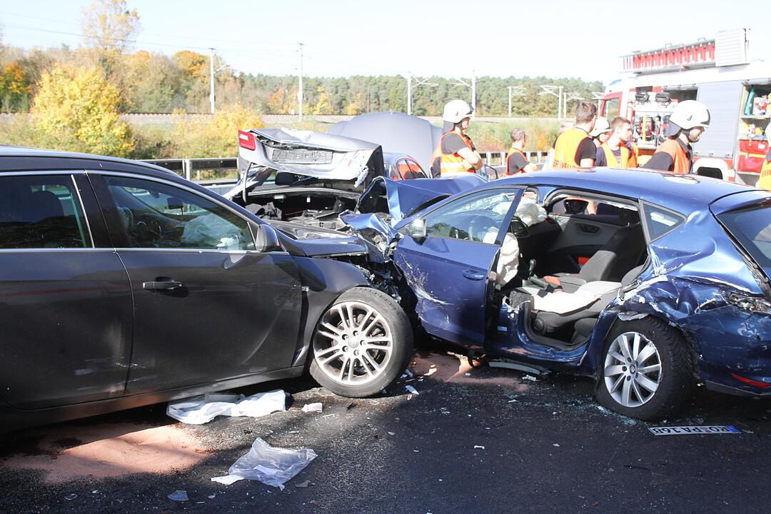 Schlimme Unfallserie auf der A9: Drei Personen schweben in akuter Lebensgefahr