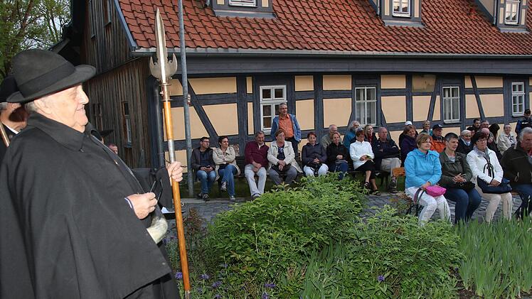 Nachtwächter Engelhardt mit Besuchern Foto: Wolfgang Desombre