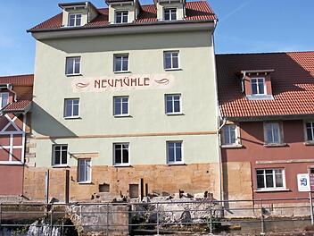 82 600 Euro kostet die Anbringung des Mühlrads an die sanierte Neumühle mit ihren 14 barrierefreien Wohnungen. Die Mieter ziehen am 1. November ein.  Foto: Stephan Stöckel