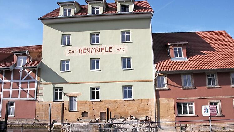 82 600 Euro kostet die Anbringung des Mühlrads an die sanierte Neumühle mit ihren 14 barrierefreien Wohnungen. Die Mieter ziehen am 1. November ein.  Foto: Stephan Stöckel