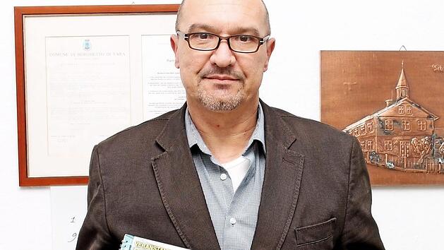 B&uuml;rgermeister Knut Morgenroth mit dem Schneckenloher Kalender f&uuml;r 2019 Foto: Herbert Fischer