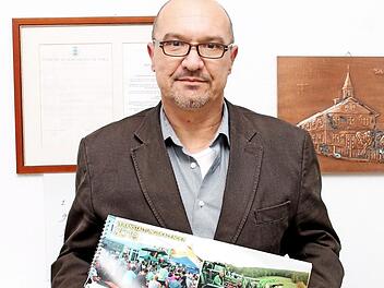 Bürgermeister Knut Morgenroth mit dem Schneckenloher Kalender für 2019 Foto: Herbert Fischer