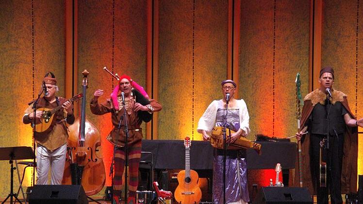 Tobias Klug (von links), Armin Federl, Vitus Fichtl  Tom Hake alias Mistcapala bei ihrem Auftritt im Kissinger Rossini-Saal. Foto: Klaus Werner