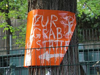 Mit Plakaten weisen Naturschützer auf die aus ihrer Sicht unnötigen Baumfällmaßnahmen auf dem Gelände der Bergkirchweih in Erlangen hin. Foto: Christian Bauriedel