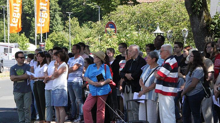Etwa 80 Teilnehmer sind zur zweiten Stolpersteinverlegung gekommen. Foto: Ulrike Müller