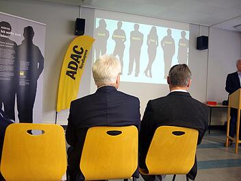Thomas Dill (rechts) vom ADAC Nordbayern führte in die Ausstellung ein.Heike Schülein