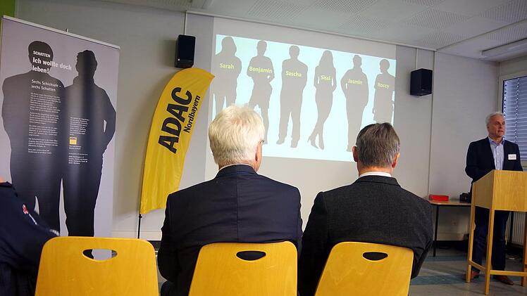 Thomas Dill (rechts) vom ADAC Nordbayern führte in die Ausstellung ein.Heike Schülein