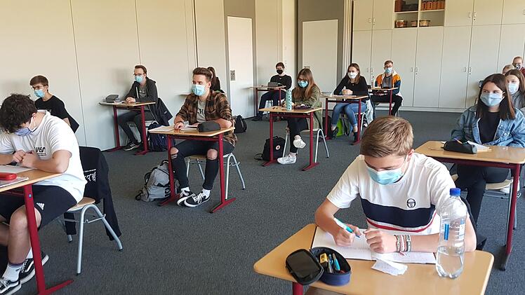 1,5 Meter Distanz zwischen den Sitzplätzen und -reihen ist gefordert und wird, wie hier an der Realschule in Ebern, mustergültig eingehalten.