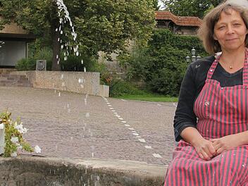 Beate Schäuble am Michaelisbrunnen. Rund um diesen findet am 3. Oktober das Fest statt. Foto: Corinna Igler