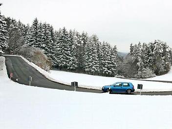 Der Wohnsiger Berg gilt als "Nadelöhr" der geplanten Trassenvariante mit Umfahrungen von Wunkendorf und Modschiedel. Wie man die Befahrbarkeit der beiden Serpentinen in der vorhandenen Steigung vor allem für Lkws verbessern kann, wird das Staatliche Bauamt prüfen. Ein Ergebnis hat Landrat Christian Meißner bis Mitte des Jahres in Aussicht gestellt. Foto: Stefan Lutter
