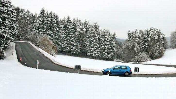 Der Wohnsiger Berg gilt als "Nadelöhr" der geplanten Trassenvariante mit Umfahrungen von Wunkendorf und Modschiedel. Wie man die Befahrbarkeit der beiden Serpentinen in der vorhandenen Steigung vor allem für Lkws verbessern kann, wird das Staatliche Bauamt prüfen. Ein Ergebnis hat Landrat Christian Meißner bis Mitte des Jahres in Aussicht gestellt. Foto: Stefan Lutter