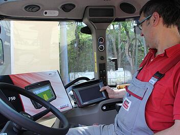 Moderne Technik, die über 15 000 Euro kostet, in Neubrunn aber nicht funktioniert. Peter Stretz zeigt das computer- und satellitengesteuerte Fahrsystem, mit dem Sähen und Spritzen auf Feldern vereinfacht wird. Foto: Ralf Kestel