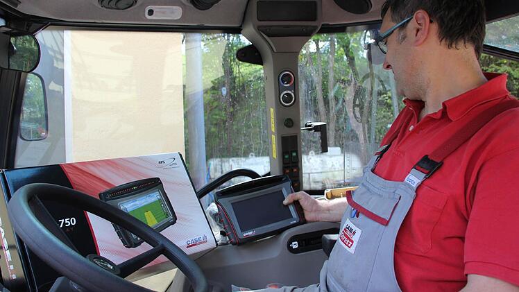 Moderne Technik, die über 15 000 Euro kostet, in Neubrunn aber nicht funktioniert. Peter Stretz zeigt das computer- und satellitengesteuerte Fahrsystem, mit dem Sähen und Spritzen auf Feldern vereinfacht wird. Foto: Ralf Kestel