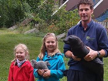 Tierpfleger Andreas Fackel mit Mia. Lea Nettersheim(mi.) gab den Namensvorschlag. Foto: Tiergarten Nürnberg