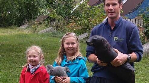 Tierpfleger Andreas Fackel mit Mia. Lea Nettersheim(mi.) gab den Namensvorschlag. Foto: Tiergarten Nürnberg
